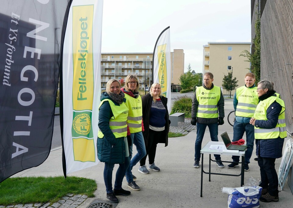 Streikende utenfor hovedkontoret til Felleskjøpet i Lillestrøm tirsdag morgen.