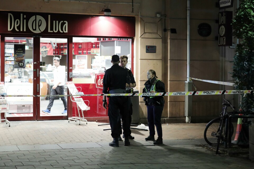 Deli de Luca på Grønland Oslo 20190916. En mann i slutten av 20-årene er sendt til sykehus etter å ha blitt stukket med en knivlignende gjenstand på Grønland i Oslo. Politiet jakter en gjerningsmann etter hendelsen som skjedde utenfor kiosken Deli de Luca på Grønland TorgFoto: Ørn E. Borgen / NTB scanpix