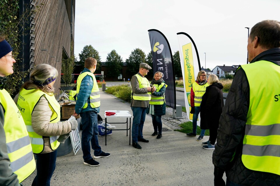 Streikende med hovedtillitsvalgt Gard Henriksen og Ragne Holøyen (i midten) utenfor hovedkontoret til Felleskjøpet i Lillestrøm, tirsdag morgen.
