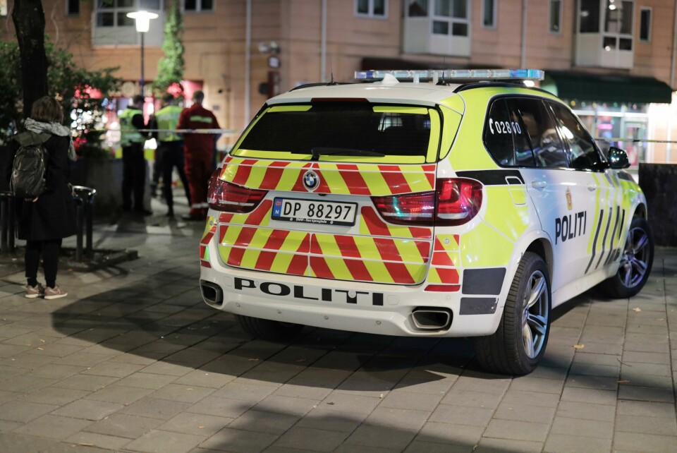 Grønland Oslo 20190916. En mann i slutten av 20-årene er sendt til sykehus etter å ha blitt stukket med en knivlignende gjenstand på Grønland i Oslo. Politiet jakter en gjerningsmann etter hendelsen som skjedde utenfor kiosken Deli de Luca på Grønland TorgFoto: Ørn E. Borgen / NTB scanpix