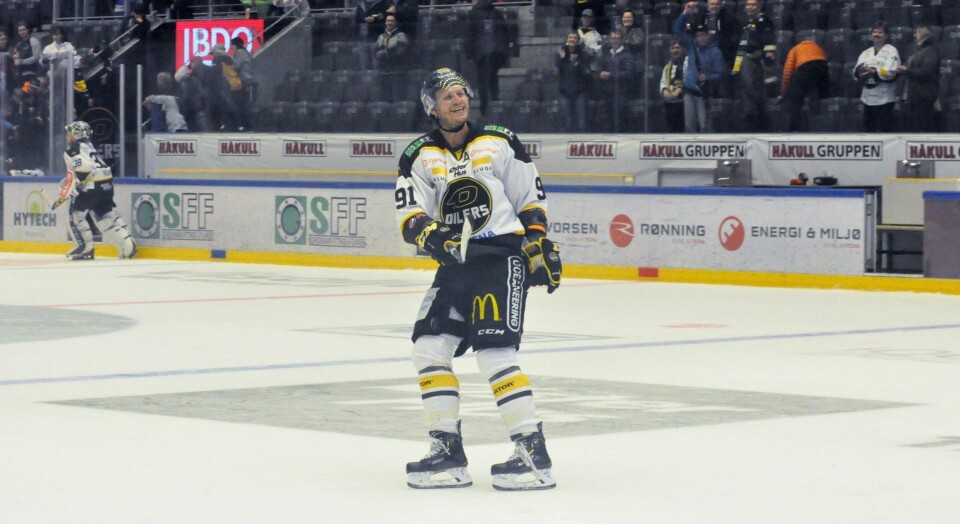Tommy Kristiansen takker fansen etter en uforglemmelig comebackaften i DNB Arena. Oilers kjørte over Storhamar og viste at de virkelig mener alvor med å ta tilbake hockeytronen. FOTO: Kristoffer Knutsen Tommy Kristiansen takker fansen etter en uforglemmelig comebackaften i DNB Arena. Oilers kjørte over Storhamar og viste at de virkelig mener alvor med å ta tilbake hockeytronen. FOTO: Kristoffer Knutsen