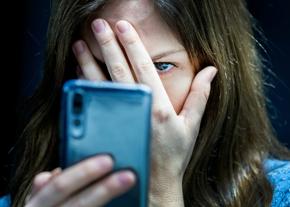 Problemet er ikke at en jente sender puppebilde. Problemet oppstår om gutten sender bildet videre, skriver politiet. Oslo 20190226.
Illustrasjonsbilder: Hatefulle ytringer på mobil. Kvinne. Modellklarert
Foto: Gorm Kallestad / NTB scanpix