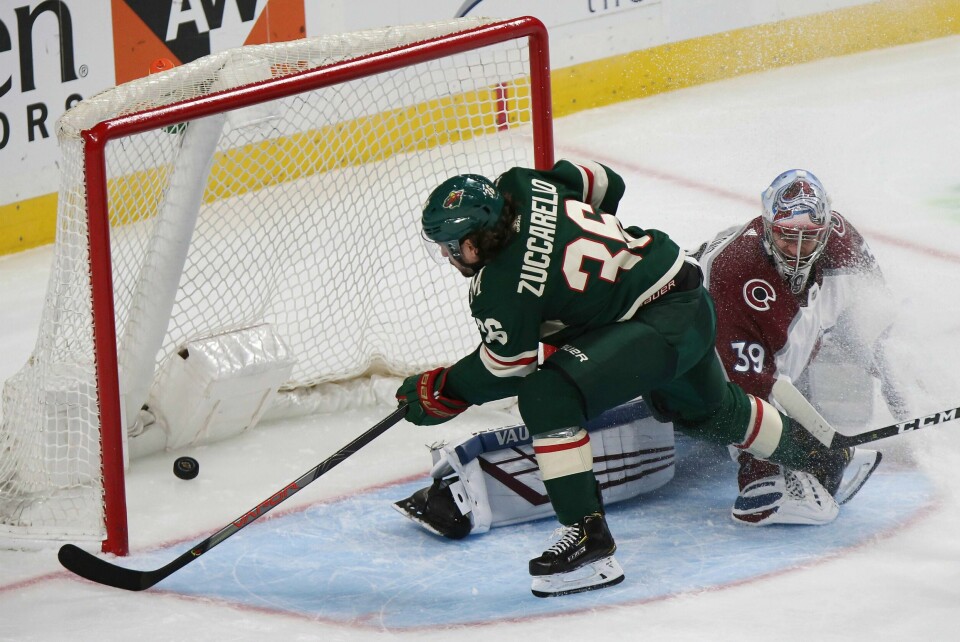Mats Zuccarello setter lekkert inn 4-2-scoringen, etter å ha driblet Pavel Francouz langt ut av målet. Foto: Stacy Bengs/AP Photo/NTB scanpix.