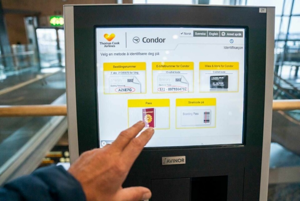 Thomas Cooks digitale innsjekkingssystem på Gardermoen. Over 9.000 nordmenn og 34.460 personer fra hele Norden er på reise med selskaper som er eid av Thomas Cook. Foto: Heiko Junge / NTB scanpix