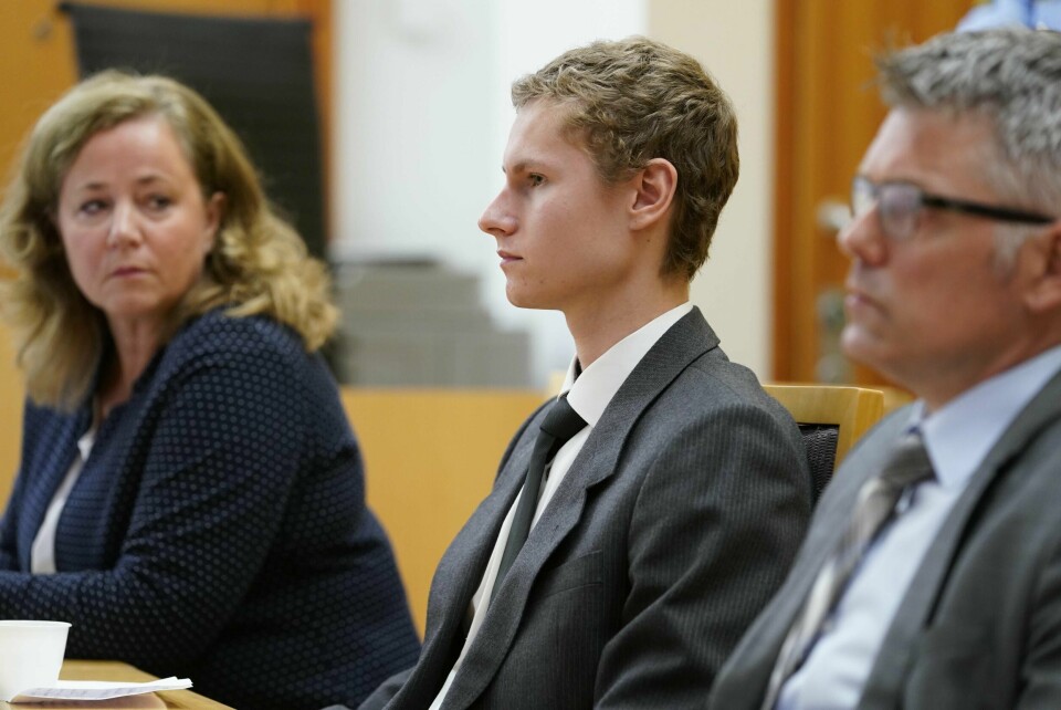 Draps- og terrorsiktede Philip Manshaus i fengslingsmøte 9. september. Her sitter han i rettssalen, flankert av forsvarsadvokatene Unni Fries og Audun Beckstrøm. Foto: Heiko Junge / NTB scanpix