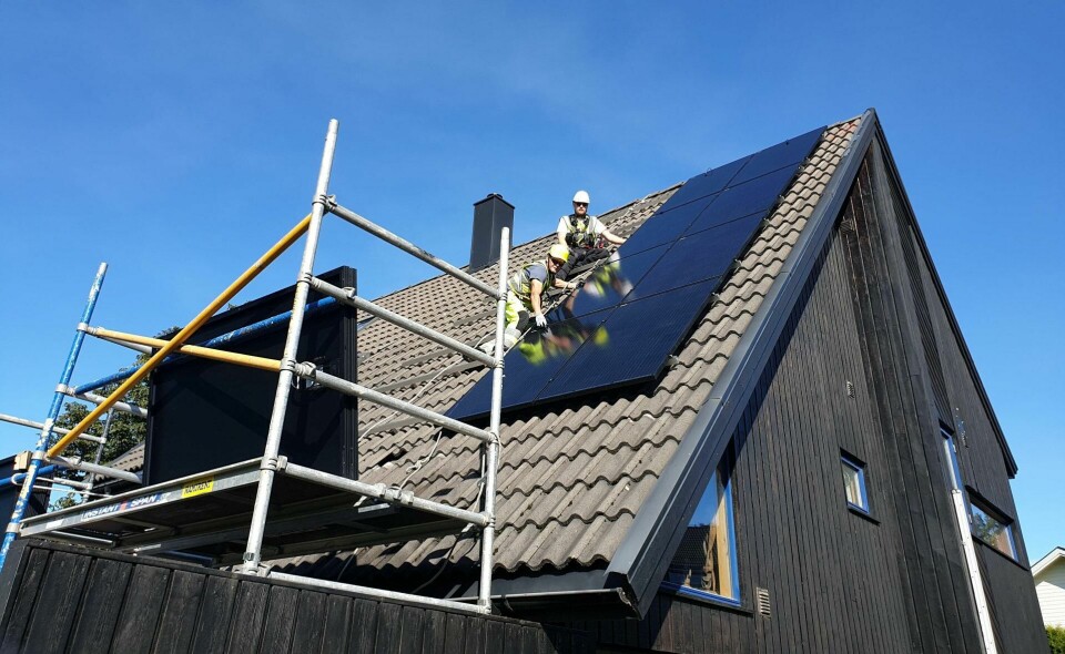 Før helgen fikk Frede Dyrby Christensen i Skjeberg i Østfold, solcelleanlegg på hustaket sitt. De 16 panelene produserer cirka 4.500 kilowattimer i året. FOTO: BJØRN FJELL Før helgen fikk Frede Dyrby Christensen i Skjeberg i Østfold, solcelleanlegg på hustaket sitt. De 16 panelene produserer cirka 4.500 kilowattimer i året. FOTO: BJØRN FJELL