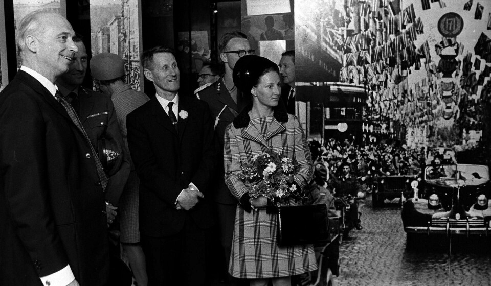 OSLO 1970: 25-årsjubileet for frigjøringen ble markert ved over hele Norge. Hjemmefrontmuseet på Akershus ble innviet til jubileet. Her blir Kronprinsparet vist rundt i museet av Milorg-sjef Jens Christian Hauge og direktør Tor Gjeldsvik. Kronprinsesse Sonja studerer et bilde fra Kong Haakons hjemkomst. FOTO: NTB/SCANPIX