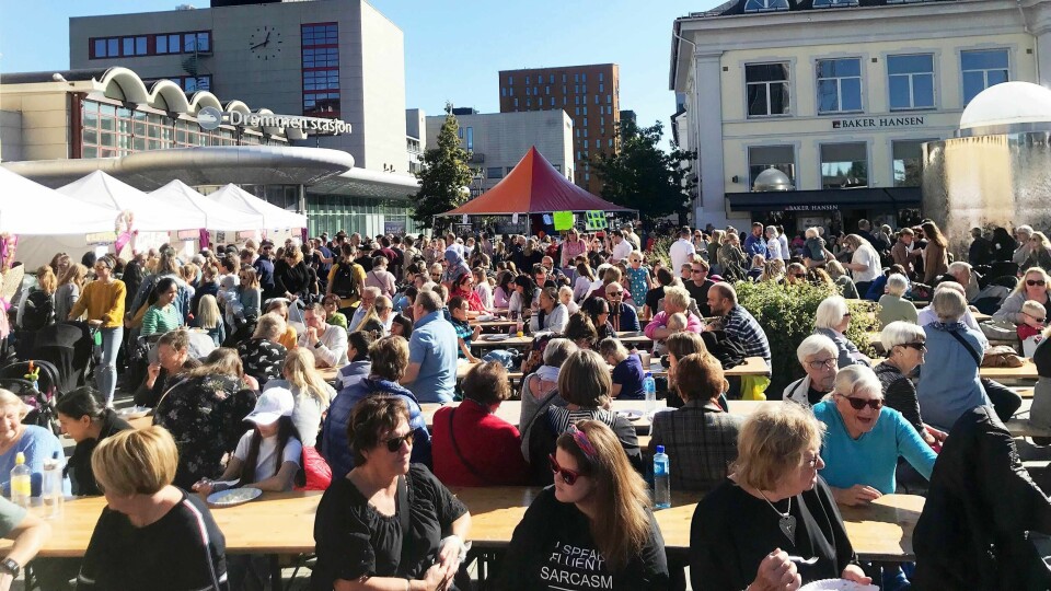 Rekordmange folk spiste og koste seg under Globusfestivalen på lørdag. Foto: Helle Svanevik.