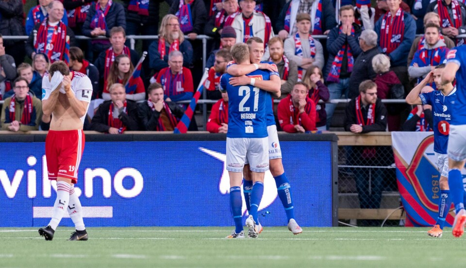 Ranheims målscorer Michael Karlsen og Torbjørn Lysaker Heggem jubler etter 1-0 mot Fram Larvik. Jone Rugland (tv) er ikke like glad under NM-kvartfinalen Trondheim.