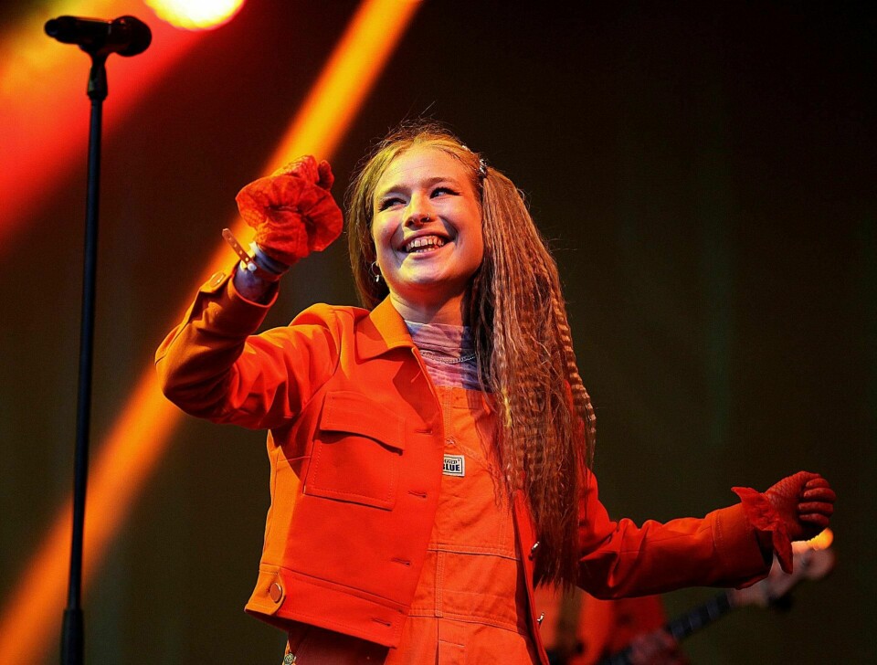 Sofie Tollefsbøl, i spissen for Fieh da de plutselig måtte spille på hovedscenen som nest siste band på Øya i sommer.