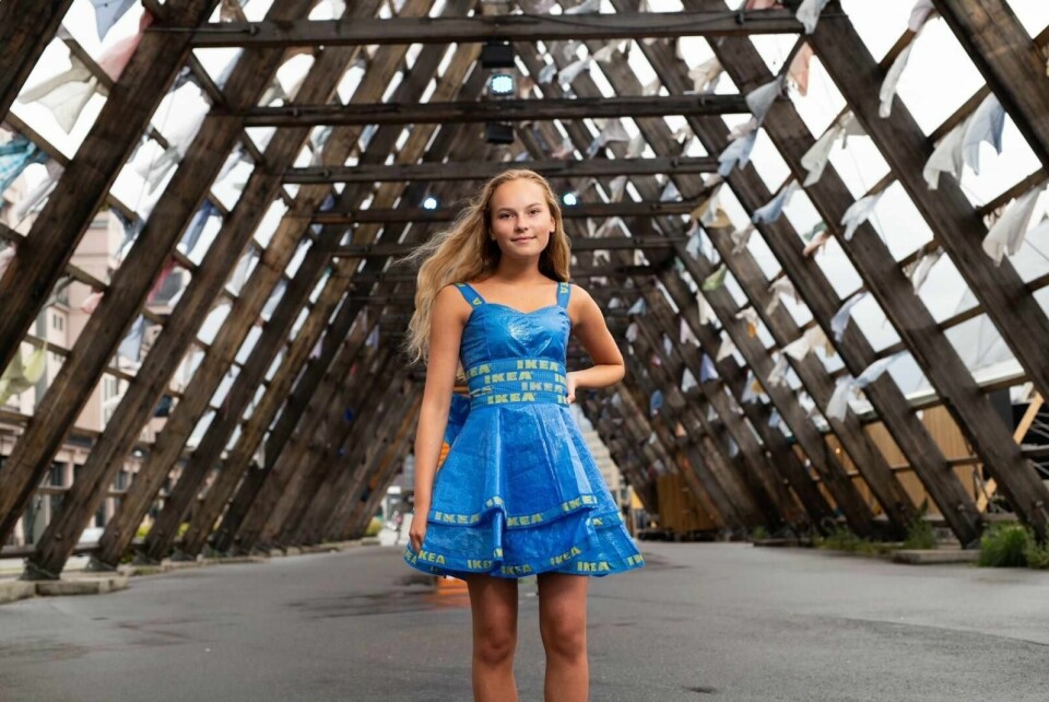 Amalie Driveklepp i ballkjolen av Ikea-poser, som hun sydde som 14-åring.
