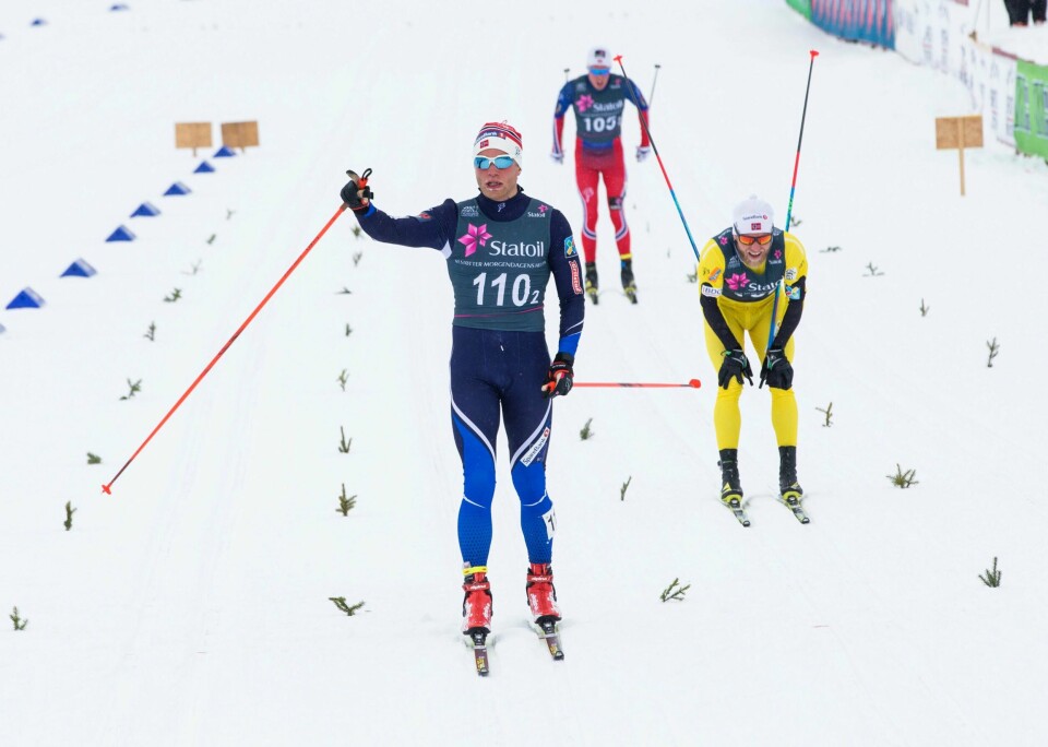 Eirik Brandsdal sikrer NM-gullet til Kjelsås på Beitostølen torsdag. Martin Johnsrud Sundby sklir i mål rett bak. FOTO: TERJE BENDIKSBY/NTB SCANPIX
