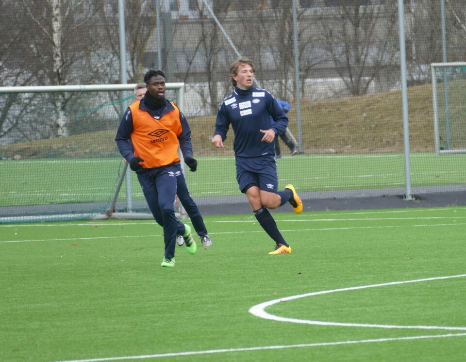 Vajebah Sakor (t.v.) var på sin første VIF-trening i går. Sander Berge spilte han såvidt sammen med i Asker i ungdomsfotballen. FOTO: REIDAR SOLLIE