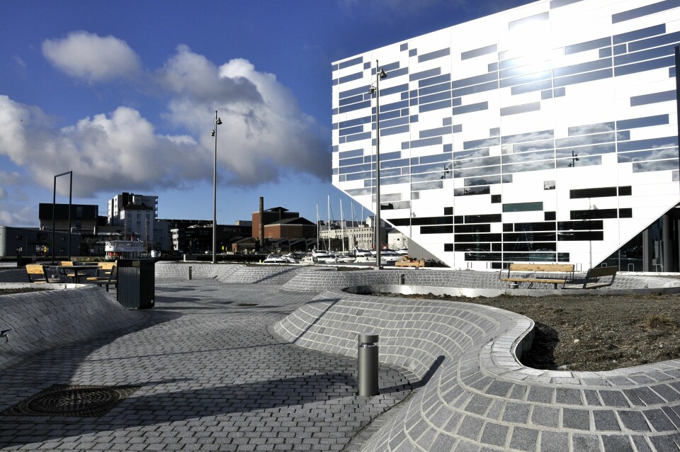 Nå fylles Havnespeilet opp med tre leietakere. Den største er Sandnes Sparebank, som åpner dørene ved sjøkanten i Havneparken mandag 11. april. De andre leietakerne i den 6200 kvadratmeter store bygningen er teknologiselskapet Nordic Unmanned og restauranten Mondo. Foto: Arne Birkemo Nå fylles Havnespeilet opp med tre leietakere. Den største er Sandnes Sparebank, som åpner dørene ved sjøkanten i Havneparken mandag 11. april. De andre leietakerne i den 6200 kvadratmeter store bygningen er teknologiselskapet Nordic Unmanned og restauranten Mondo. Foto: Arne Birkemo