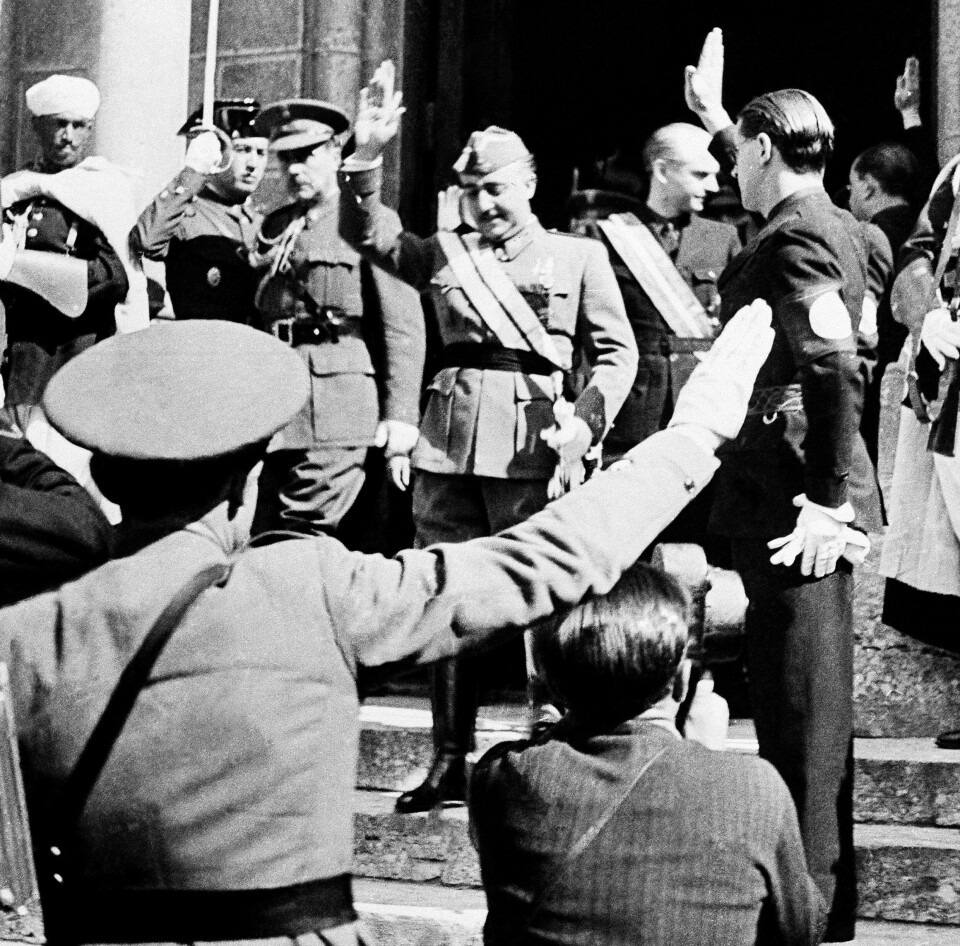 General Franco hilser diplomater, oktober 1938. Nærmere 300 norske frivillige deltok i kampen mot Franco og fascistene i Spania. FOTO: AP/NTB SCANPIX General Franco hilser diplomater, oktober 1938. Nærmere 300 norske frivillige deltok i kampen mot Franco og fascistene i Spania. FOTO: AP/NTB SCANPIX