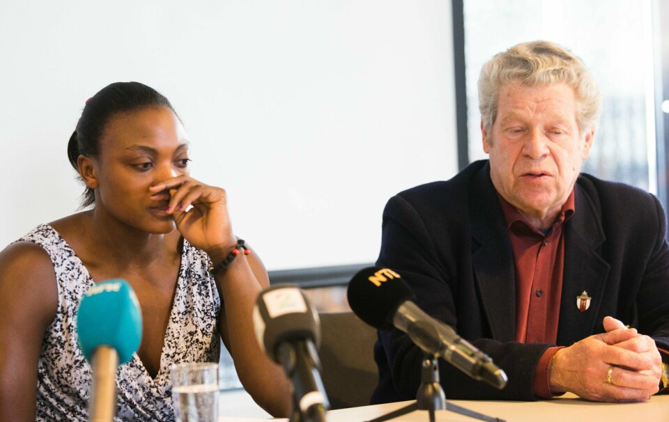Vektløfteren Ruth Kasirye har testet positivt på stoffet meldonium. Her sammen med Per Marstad (Tønsberg Vektløfterklubb) på pressekonferansen onsdag. FOTO: BERIT ROALD/NTB SCANPIX