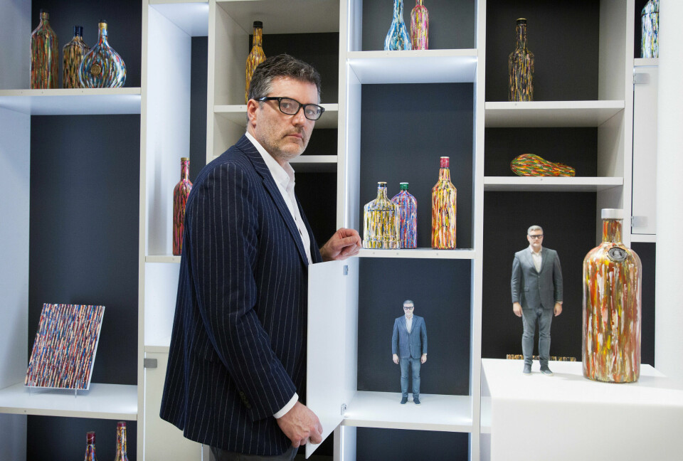 Morten Viskum viser 160 kunstverk i Galleri Fineart. Noen av dem, som installasjoner med utstoppede dyr eller Viskums versjon av Michael Jackson og apen Bubbles, krever stor plass.FOTO: ARNE OVE BERGO Morten Viskum viser 160 kunstverk i Galleri Fineart. Noen av dem, som installasjoner med utstoppede dyr eller Viskums versjon av Michael Jackson og apen Bubbles, krever stor plass.FOTO: ARNE OVE BERGO