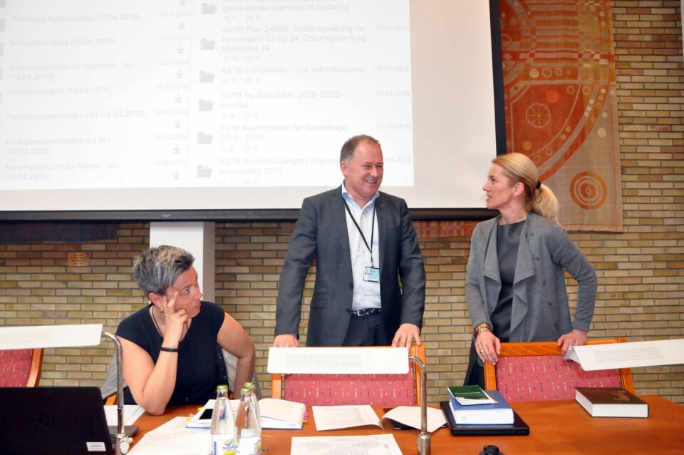 Leder i politisk sekretariat, Martha Rødde, rådmann Per Kristian Vareide og ordfører Christine Sagen Helgø i bystyret mandag ettermiddag.