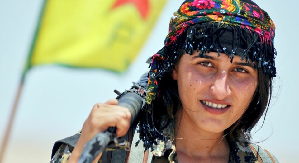 En kvinnelig soldat i den kurdiske forsvarsbevegelsen (YPG) poserer for fotografen i Ain Issi, fem mil nord for Raqqa, ISIS «hovedstad». Bildet er fra juli 2015, og ligner de som i Vesten fikk stort gjennomslag som illustrasjon av artiklene Dilar Dirik er skeptisk til. FOTO: DELIL SOULØEIMAN/NTB SCANPIX En kvinnelig soldat i den kurdiske forsvarsbevegelsen (YPG) poserer for fotografen i Ain Issi, fem mil nord for Raqqa, ISIS «hovedstad». Bildet er fra juli 2015, og ligner de som i Vesten fikk stort gjennomslag som illustrasjon av artiklene Dilar Dirik er skeptisk til. FOTO: DELIL SOULØEIMAN/NTB SCANPIX