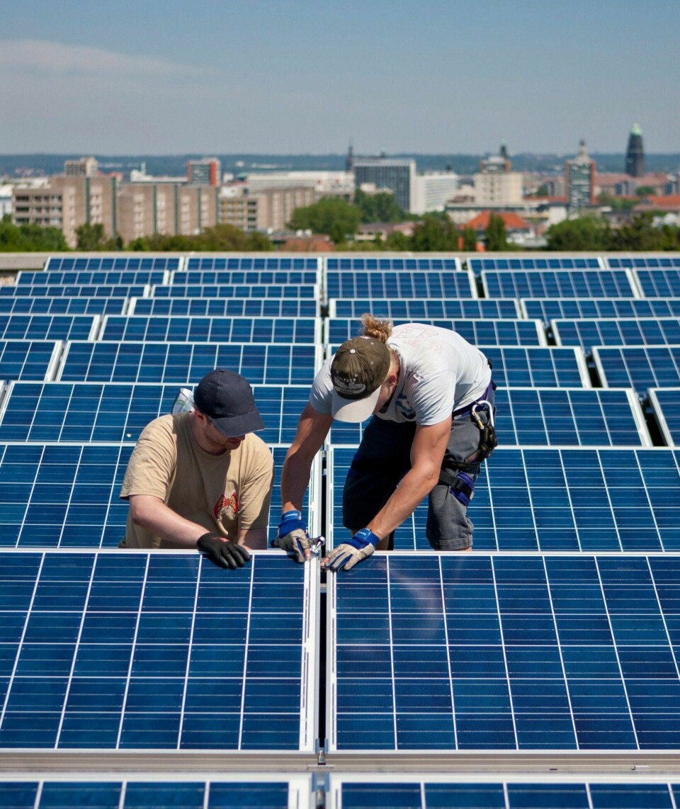 Den globale solkraftkapasiteten tilsvarte 45 millioner husholdninger med solceller ved utgangen av 2014. Bildet viser solpaneltak i Dresden. FOTO: OLIVER KILLIG/NTB SCANPIX