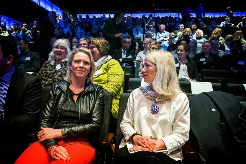 Integrering: – Arbeid er viktigere enn språk Innvandrings- og integreringsminister Sylvi Listhaug (Frp) på gårsdagens konferanse «På flukt mot nord» sammen med Stavanger-ordfører Christine Sagen Helgø (H). Foto: Roy Storvik
