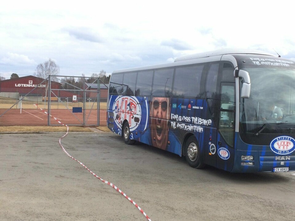 VIF-bussen er ikke diskret i landskapet. Men har landet på Løten. FOTO: REIDAR SOLLIE