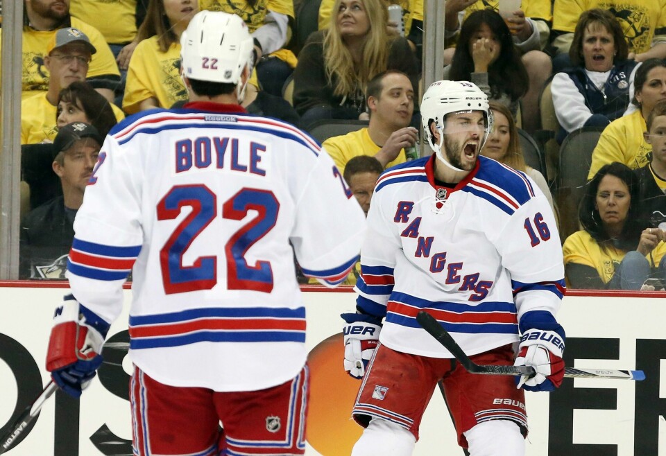 Derick Brassard satte inn 2-1 til New York Rangers da laget vant 4-2 over Pittsburgh Penguins. Like etter 2-1-scoringen, la Mats Zuccarello på til 3-1.FOTO: CHARLES LECLAIRE/REUTERS/NTB SCANPIX