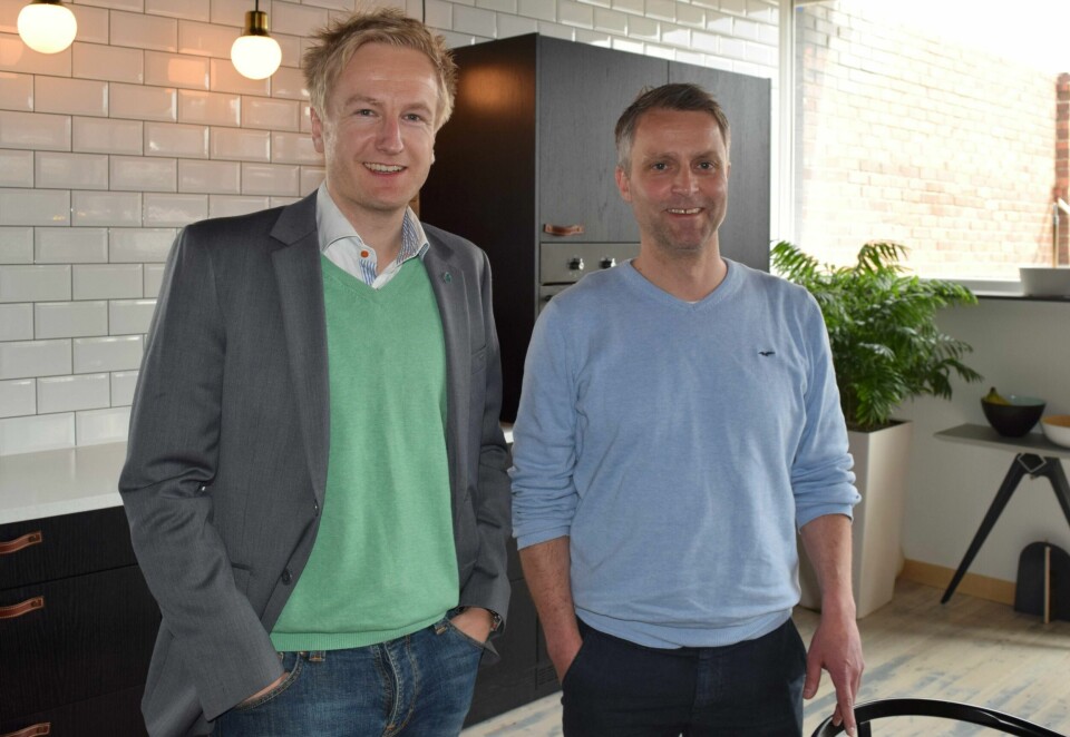 Bystyrerepresentant Jan Erik Søndeland (V) og gründer Stian Selheim er begge fornøyd med de nye vedtakene. Nå håper de det skal bli lettere for gründerbedrifter og mindre lokalbedrifter å konkurrere om kommunale anbud. Foto: Sindre Andersen