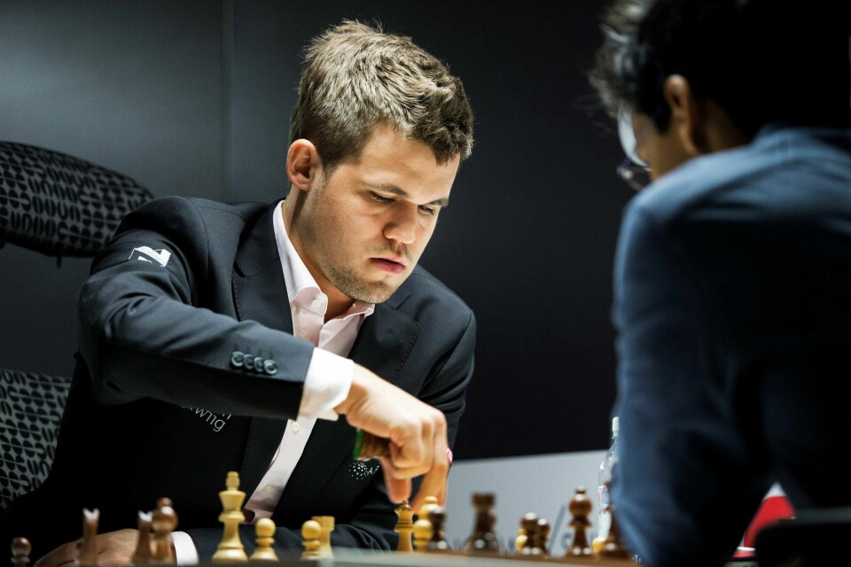 Magnus Carlsen i aksjon under lynsjakkturneringen mandag kveld. Foto: Carina Johansen/NTB scanpix