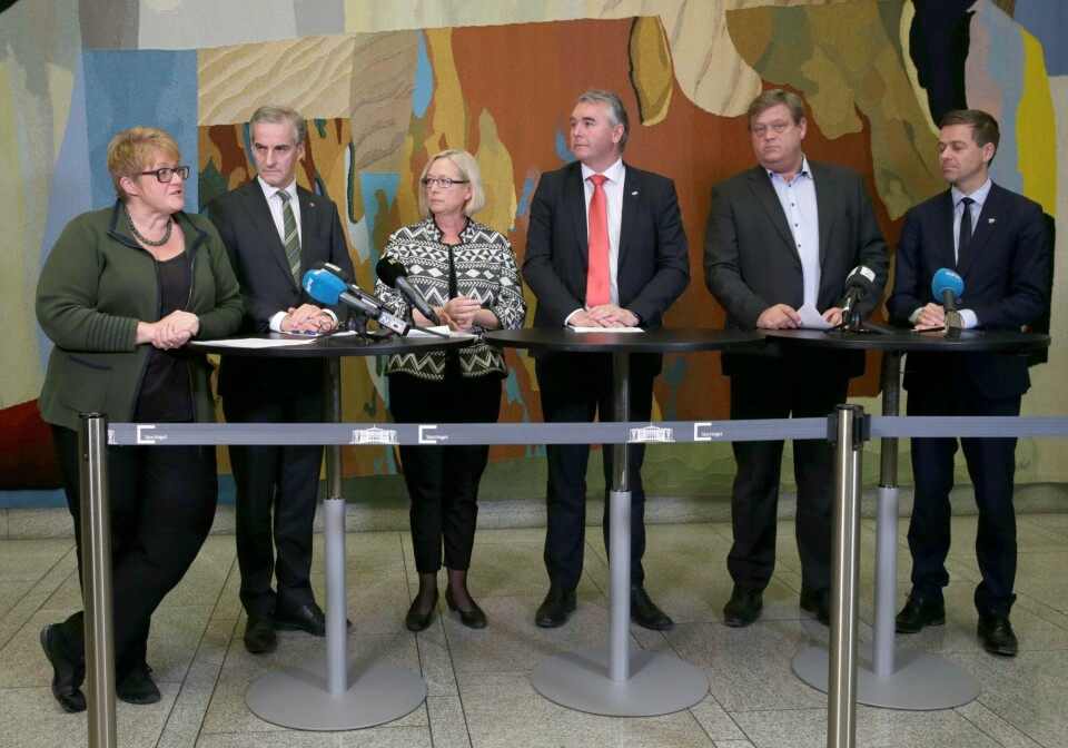 Asylforliket som ble inngått før jul slår sprekker. Fra v. Trine Skei Grande (V), Jonas Gahr Støre (Ap), Marit Arnstad (Sp), Trond Helleland (H), Harald Tom Nesvik (Frp) og Knut Arild Hareide (KrF).