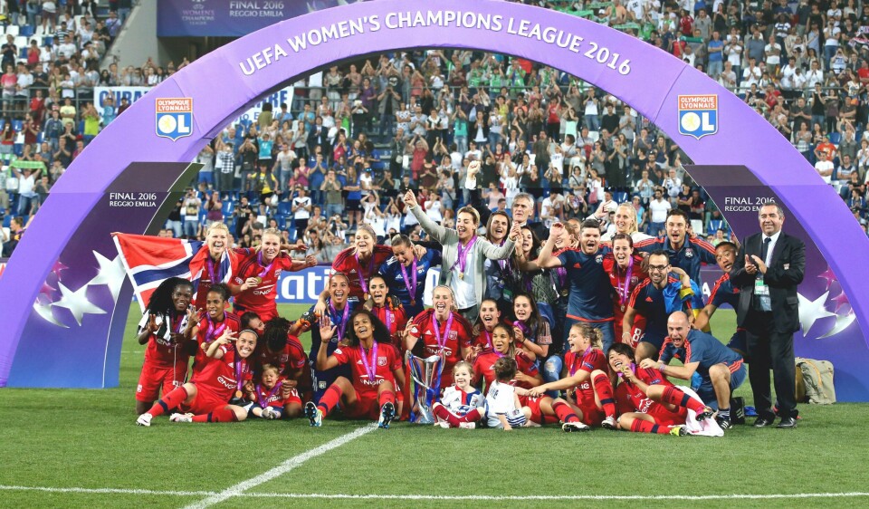 Lyon feirer Champions League-seieren over Wolfsburg i mai. Ada Hegerberg med det norske flagget scoret og var avgjørende for seieren, og får nå en norsk lagvenninne i Klepps Andrea Norheim. Foto: Tony Gentile / Reuters.