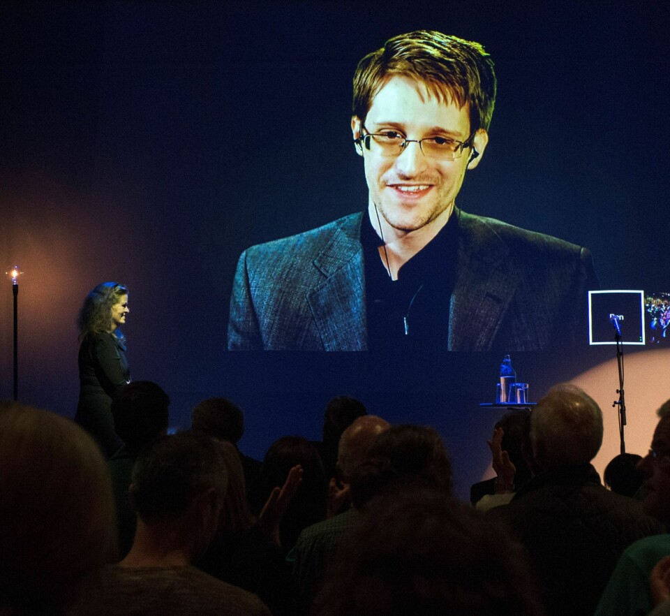 Videolink: Det var stående applaus da Edward Snowden fikk Bjørnsonprisen i 2015. Snowden fikk ikke tilstrekkelig garantier for sin sikkerhet, derfor kunne han ikke motta prisen i egen person. Hege Newth Nouri i PEN til venstre i bildet. FOTO: SVEIN OVE EKORNESVÅG/NTB SCANPIX