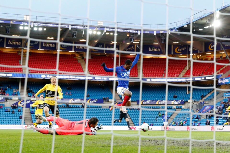 Deshorn Brown passerer Håkon Opdal og scorer det første av sine to mål på Ullevaal søndag kveld. FOTO: CORNELIUS POPPE/NTB SCANPIX Deshorn Brown passerer Håkon Opdal og scorer det første av sine to mål på Ullevaal søndag kveld. FOTO: CORNELIUS POPPE/NTB SCANPIX