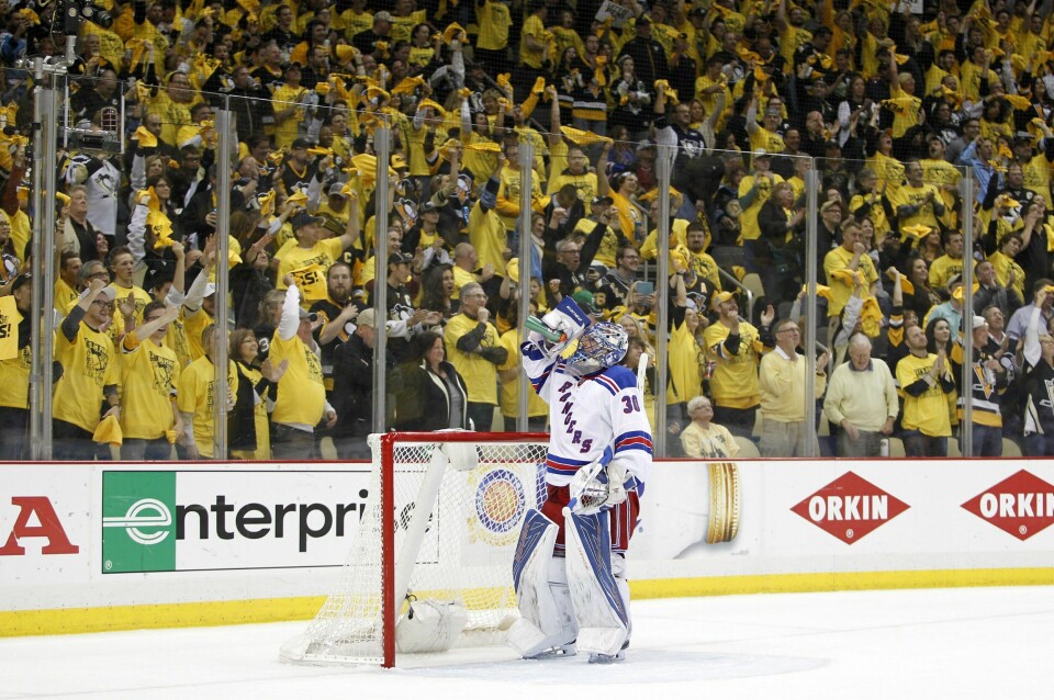 Rangers svenske keeper Henrik Lundqvist møtte bokstavelig talt veggen av Penguins-supportere. FOTO: JUSTIN ALLER/GETTY IMAGES/NTB SCANPIX