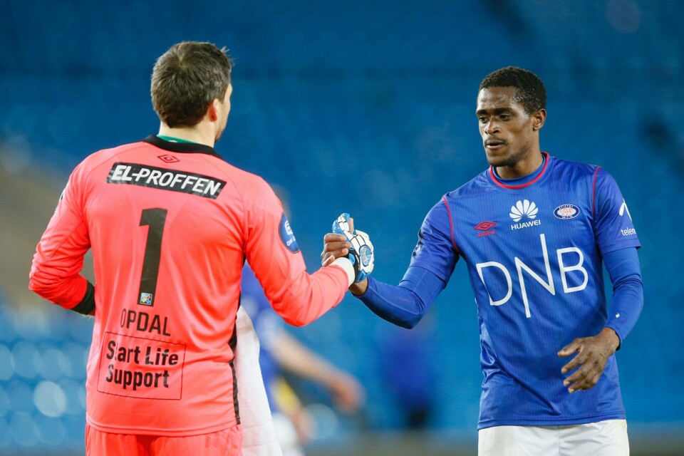 Start-keeper Håkon Opdal takker Deshorn Brown for duellen. Den vant sistnevnte 2-0. FOTO: CORNELIUS POPPE/NTB SCANPIX