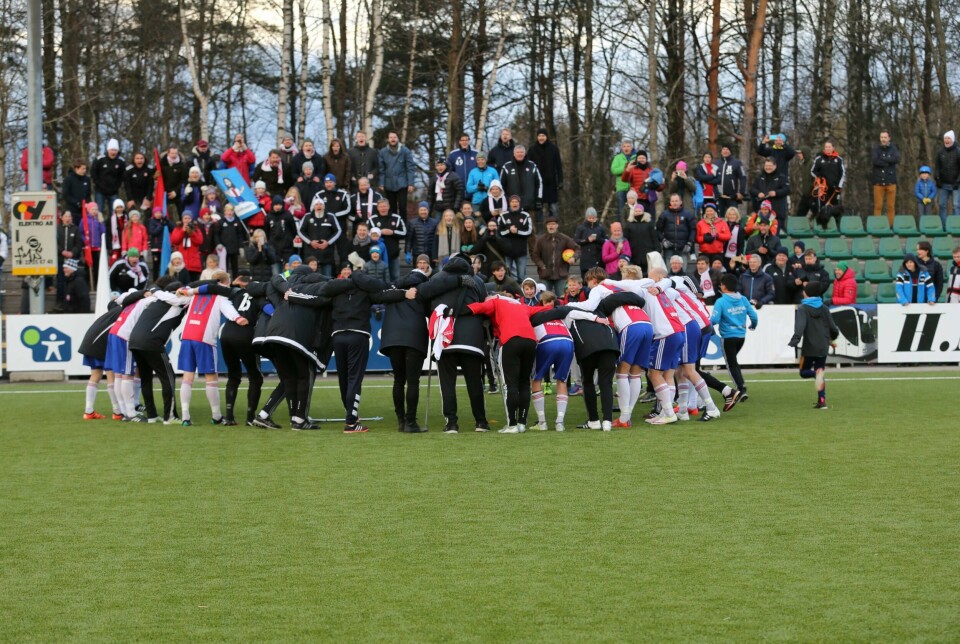 KFUM-spillerne tiljubles av hjemmepublikum etter sin historiske seier i 1. divisjon søndag. FOTO: GUTTORM LENDE
