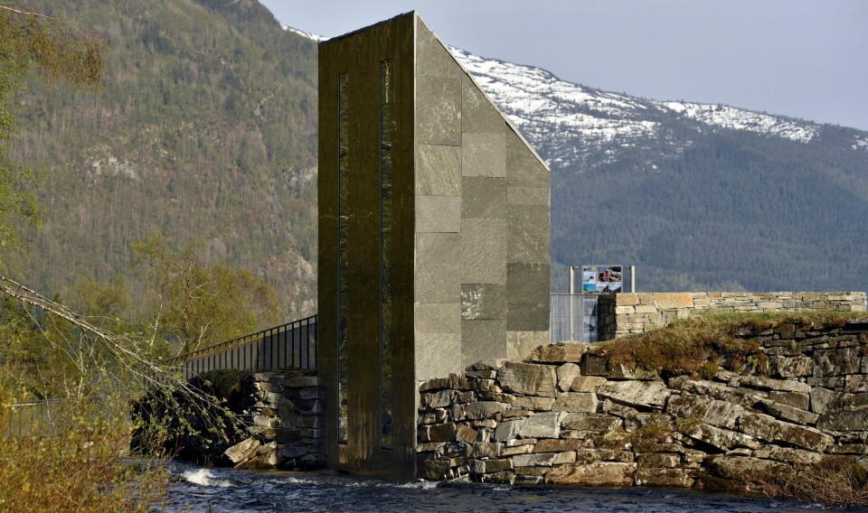 Fra dette splitter nye toalettet har du utsikt rett ut i Skjervfossen i Hardanger. Det er nettopp åpnet et flott anlegg med utsiktsplattformer og gangstier. Arkitekt: Fortunen/Nils Johan Mannsåker. Fra dette splitter nye toalettet har du utsikt rett ut i Skjervfossen i Hardanger. Det er nettopp åpnet et flott anlegg med utsiktsplattformer og gangstier. Arkitekt: Fortunen/Nils Johan Mannsåker.