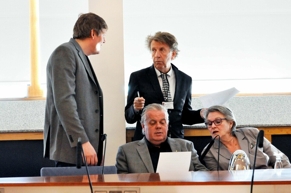 Dag Mossige (Ap, t.v.) og Per A. Thorbjørnsen (V) i drøftinger i forkant av møtene i formannskapets arbeidsutvalg og kommunalstyret i formiddag. Foran sitter Frps to representanter Leif Arne Moi Nilsen og Sissel Stenberg. Frp er delt om utredning av sprøyterom. Foto: Stein Roger Fossmo