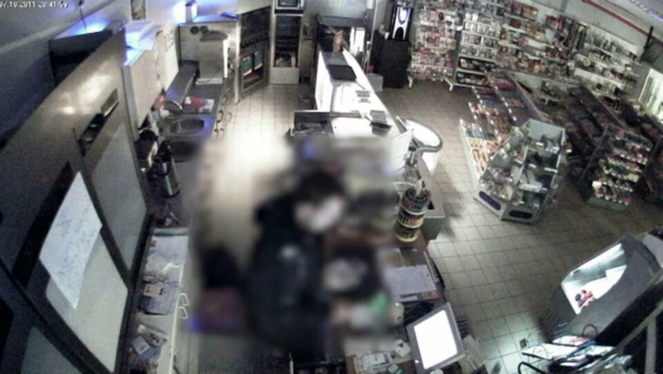 27-åringen er tidligere dømt for å stjele fra arbeidsgiveren sin. På bildet danser han mens han forsyner seg fra kassen på bensinstasjonen hvor han jobbet. Nylig er han også dømt for å ha lagt ut en truende videosnutt mot de tidligere arbeidsgiverne på YouTube. Foto: Privat
