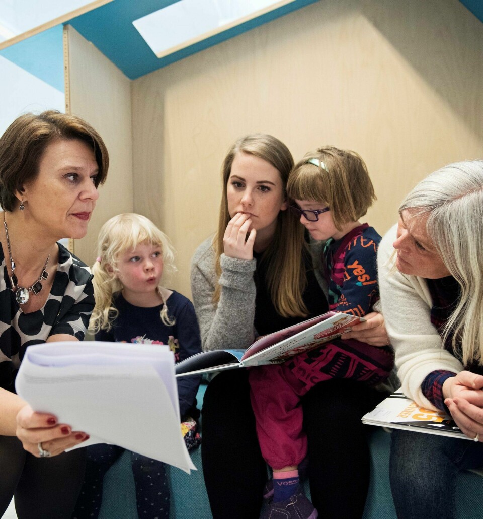 – Barnehagene har måttet rapportere samme informasjon flere ganger i året til ulike instanser. Heretter skal ikke vi spørre om informasjon vi kan hente ut andre steder, sier Oslo-byråd Tone Tellevik Dahl. Her fra et tidligere besøk i Støperiet barnehage. FOTO: MIMSY MØLLER