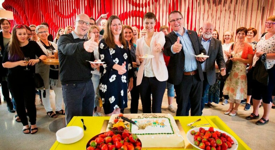 Steffen Handal fra Utdanningsforbundet, Mona-Lisa Angell fra Barnehageopprøret, Anette Trettebergstuen fra Ap og Geir Bekkevold fra KrF feiret med kake i går.