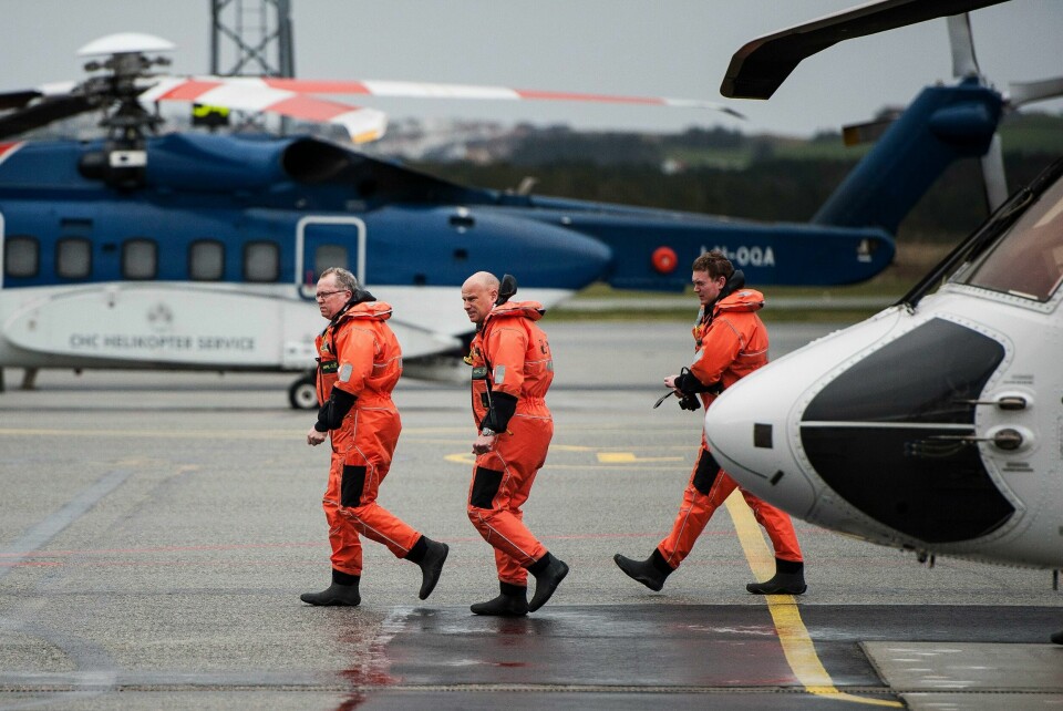 Statoil-sjef Eldar Sætre (foran) og flere andre fra selskapets ledelse besøkte Gullfaks B-plattformen mandag. Her er de etter ankomsten i Stavanger. Foto: Carina Johansen/NTB SCANPIX