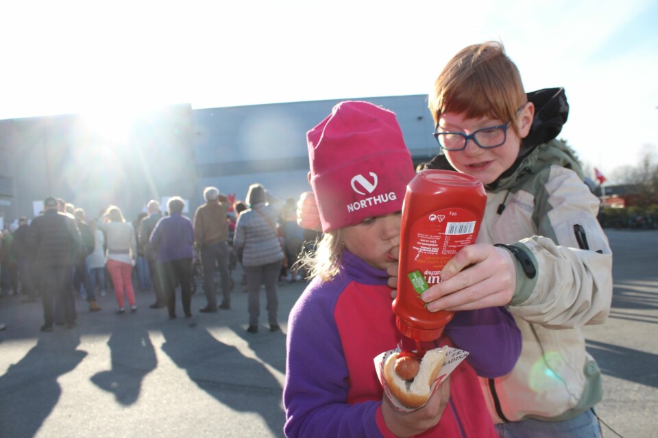 Orkla har bestemt seg for å beholde ketscjup-produksjonen i Rygge. Her er søstrene Stella (5) og Mira Karlsen (9) fra Moss under en markering mot nedleggelse 20. april. FOTO: MARTIN NÆSS KRISTIANSEN Orkla har bestemt seg for å beholde ketscjup-produksjonen i Rygge. Her er søstrene Stella (5) og Mira Karlsen (9) fra Moss under en markering mot nedleggelse 20. april. FOTO: MARTIN NÆSS KRISTIANSEN