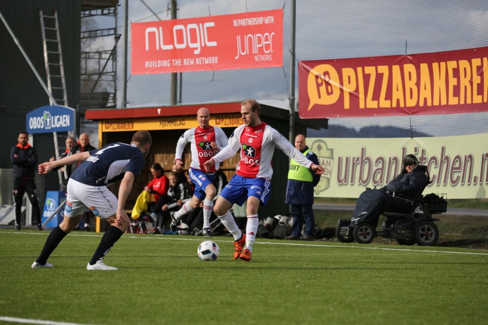 Sindre Ek utfordrer, mens Erik Jonvik følger med i bakgrunnen. FOTO: GUTTORM LENDE/KFUMKAMERATENE OSLO Sindre Ek utfordrer, mens Erik Jonvik følger med i bakgrunnen. FOTO: GUTTORM LENDE/KFUMKAMERATENE OSLO