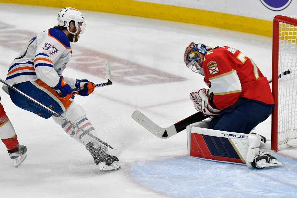 Florida Panthers-målvakt Sergei Sergej Bobrovskij stoppet et skudd fra Edmonton Oilers' Connor McDavid i tredje periode av kampen lørdag. Oilers klarte ikke få pucken bak Sergej Bobrovskij én eneste gang. Florida Panthers-målvakt Sergei Sergej Bobrovskij stoppet et skudd fra Edmonton Oilers' Connor McDavid i tredje periode av kampen lørdag. Oilers klarte ikke få pucken bak Sergej Bobrovskij én eneste gang. Foto: Michael Laughlin / AP / NTB