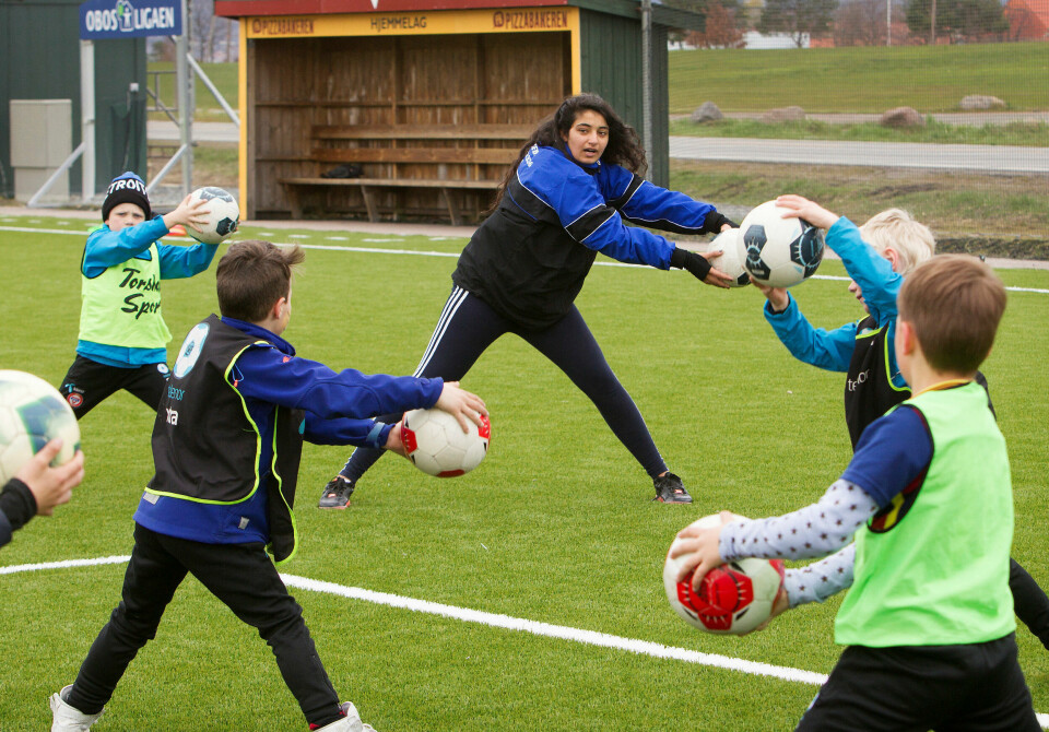 Palestinske jenter spiller også fotball. Og nå hjelper de unge håpefulle fra KFUM på Ekeberg. FOTO: ARNE OVE BERGO Palestinske jenter spiller også fotball. Og nå hjelper de unge håpefulle fra KFUM på Ekeberg. FOTO: ARNE OVE BERGO