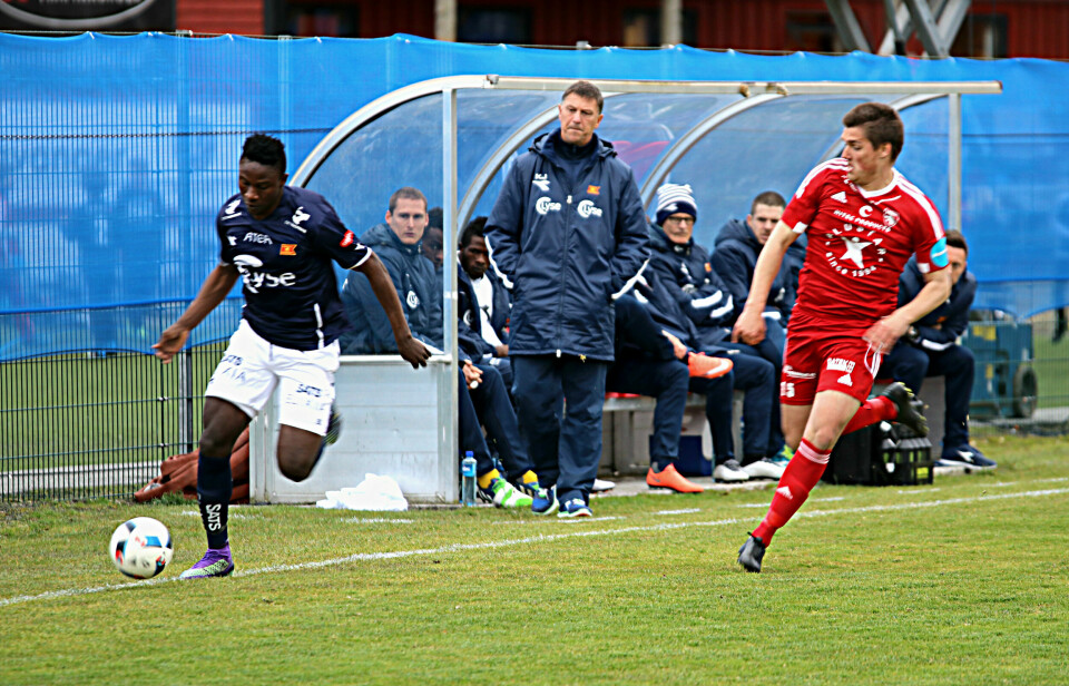 Viking-trener Kjell Jonevret var absolutt ikke fornøyd med det han så av laget sitt i cuptapet mot Vidar. Han håper at spillerne nå skammer seg ut over kvelden, før de starter forberedelsene mot Tromsø-kampen. Foto: Pål Karstensen. Viking-trener Kjell Jonevret var absolutt ikke fornøyd med det han så av laget sitt i cuptapet mot Vidar. Han håper at spillerne nå skammer seg ut over kvelden, før de starter forberedelsene mot Tromsø-kampen. Foto: Pål Karstensen.