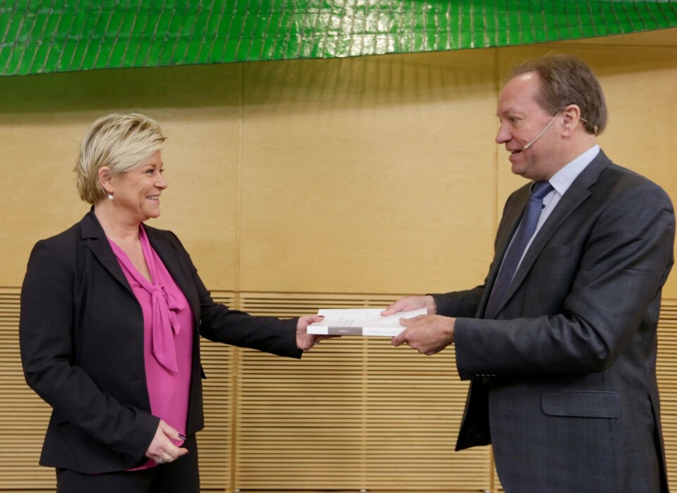 SCHEEL-UTVALGET: Finansminister Siv Jensen benyttet første øyeblikk til å legge forslaget om boligskatt dødt, etter at hun i desember 2014 ble overrakt Scheel-utvalgets innstilling av utvalgets leder, Hans Henrik Scheel.FOTO: VIDAR RUUD/NTB SCANPIX