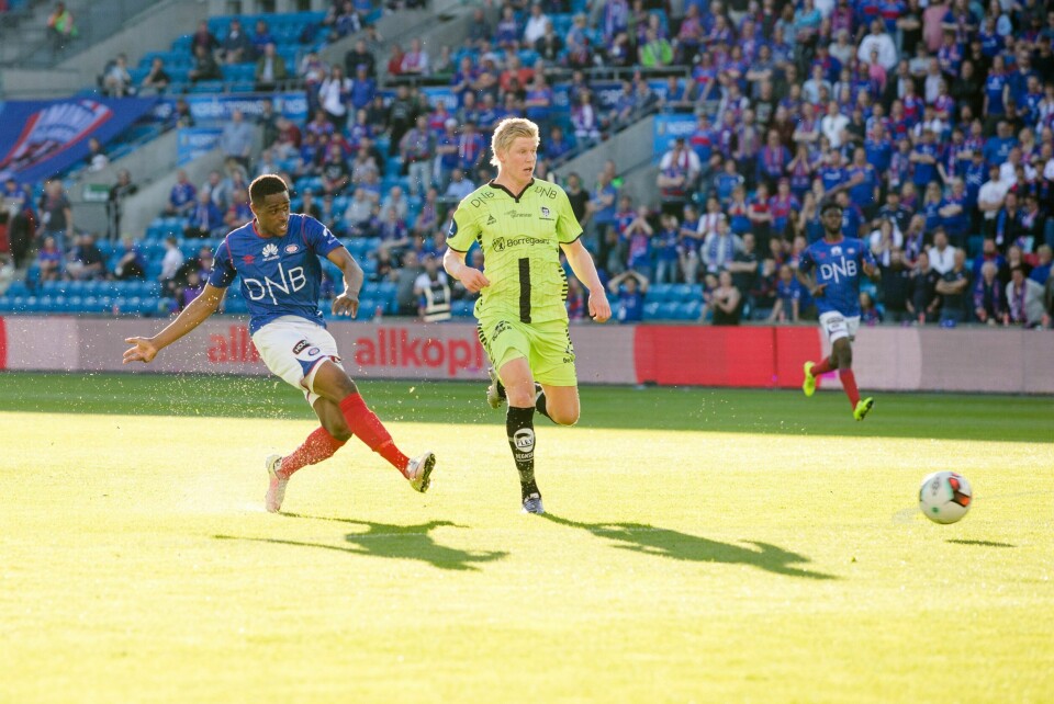 Deshorn Brown setter inn det andre målet etter en flott kontrin på Ullevaal. FOTO: AUDUN BRAASTAD/NTB SCANPIX