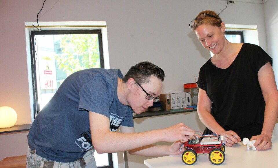 Robotfantast Martin Blondin (17) og daglig leder Hanne Eriksen ved Verket FabLab deler felles drømmer for det digitale verkstedet. Robotfantast Martin Blondin (17) og daglig leder Hanne Eriksen ved Verket FabLab deler felles drømmer for det digitale verkstedet.